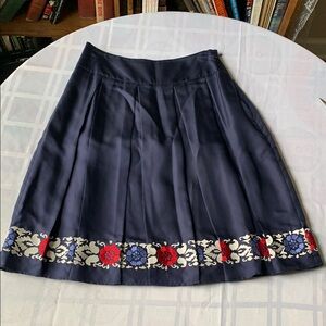 Silk! 🥰💃Charming Madison Studio Skirt Navy w/Red & White Floral Embroidery